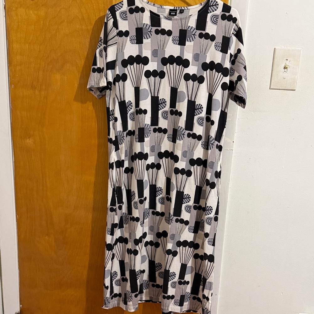 Uniqlo Black and White Graphic Midi Dress